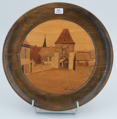 une assiette en bois sur laquelle est représenté un château