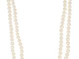 un collier de perles blanches composé de deux rangs de perles sur fond blanc