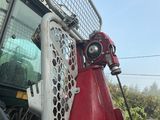 un tracteur rouge avec une cage métallique à l'arrière