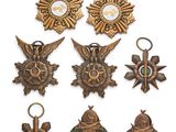 un ensemble de six médailles et une médaille sur fond blanc