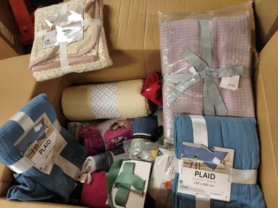 une boîte remplie de couvertures, de couvertures et encore de couvertures