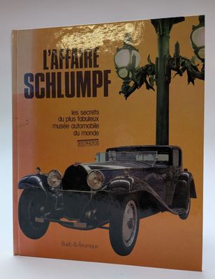 un vieux livre dont la couverture représente une vieille voiture