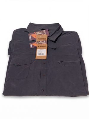Gros plan sur une chemise sur fond blanc, avec une étiquette
