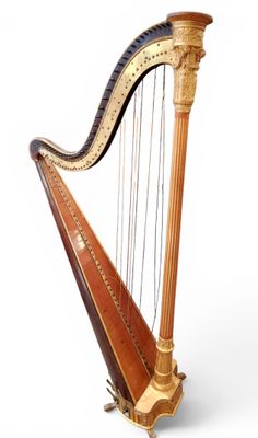 un gros plan d'une harpe en bois sur fond blanc