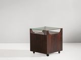 une table d'appoint avec un plateau en verre et des pieds en bois
