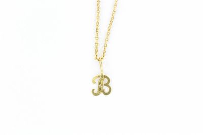 un collier en or orné d'un symbole « om »