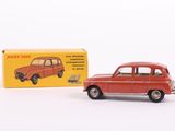une vieille petite voiture rouge posée à côté d'une boîte sur une surface blanche