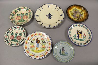 un grand nombre d'assiettes sur une table