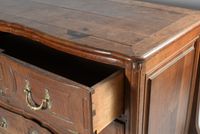 Commode « Mazzarine » en noyer mouluré à façade arbalète ouv… (photo 3)