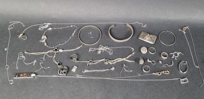 beaucoup d'objets en argent qui se trouvent sur la table