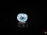 gros plan d'un diamant bleu sur une surface noire