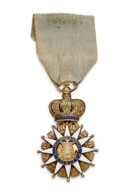 gros plan d'une médaille sur fond blanc
