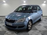 la photo d'une voiture bleue garée dans un garage