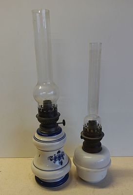 deux lampes à huile à l'ancienne posées sur une table