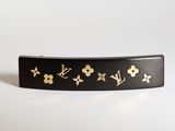 une ceinture noire et dorée ornée de fleurs