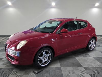 la voiture rouge est garée dans le garage sur le sol en damier