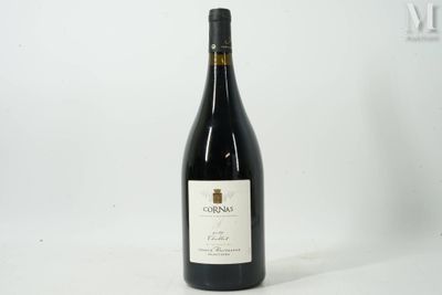 une bouteille de vin posée sur une table