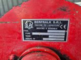une borne d'incendie rouge sur laquelle est apposé un panneau