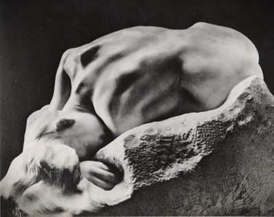 photographie en noir et blanc d'un homme nu endormi sur une couverture