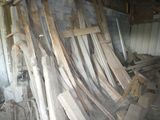 de nombreux morceaux de bois empilés dans une pièce