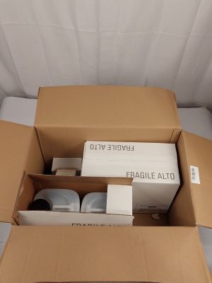 un carton contenant quelques objets, posé sur un lit