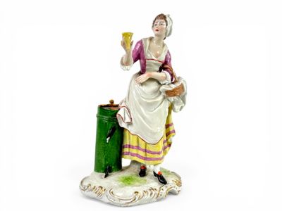 FIGURINE en porcelaine polychrome, représentant une femme en…