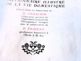 un menu de restaurant posé sur une table dans un restaurant