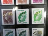 une photo d'une photo d'une collection de timbres