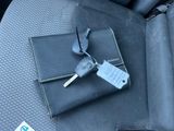 une clé de voiture et un portefeuille sur la banquette arrière d'une voiture