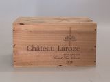 une boîte en bois avec une étiquette de vin
