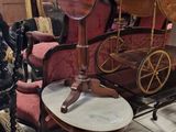 une pièce remplie de meubles anciens