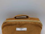 un gros plan d'un sac en papier brun sur lequel est collée une étiquette