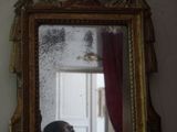 un miroir accroché au mur d'une pièce