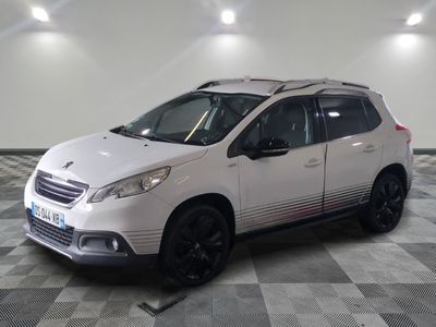 la voiture blanche est garée dans le garage sur le sol en damier