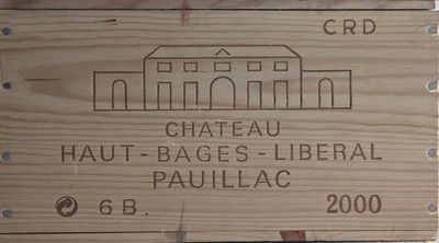 une caisse en bois sur laquelle est apposée une étiquette portant l'inscription « Château Haut-Bages Libéral »