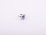 bague en saphir bleu et diamant sur fond blanc