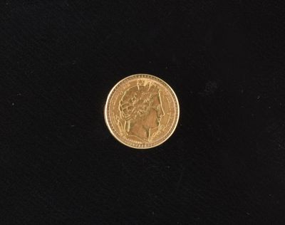 Bague en or jaune 18K à monture ajourée sertie d'une pièce d… - Photo 1