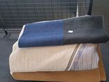 une pile de serviettes pliées posée sur une table