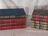 plusieurs livres sont empilés sur une table