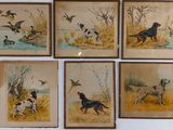 quatre photos encadrées représentant des chiens et des canards, accrochées au mur d'une pièce