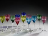 plusieurs verres à vin de couleurs différentes sont alignés