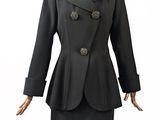 un tailleur noir composé d'une veste et d'une jupe, présenté sur un mannequin, mannequin, mannequin, mannequin