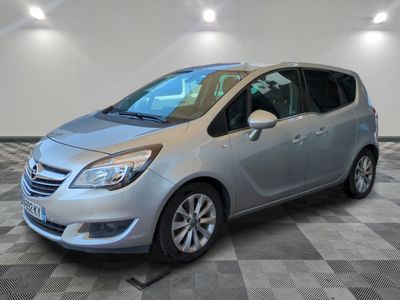 une photo d'une Opel argentée garée dans un garage