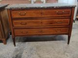 une commode et un meuble à tiroirs dans une pièce