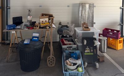 un garage rempli d'objets