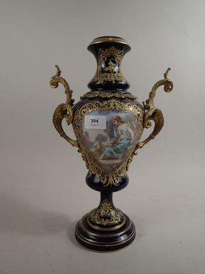 Grand vase balustre en porcelaine bleu de four à décor en ré…
