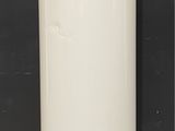 un chauffe-eau blanc posé au sol dans une pièce