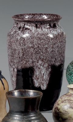 de nombreux vases posés sur une table