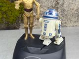 une figurine Star Wars représentant un robot et un C-3PO