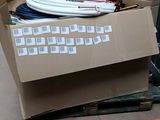 une boîte en carton avec un tas de fils à l'intérieur